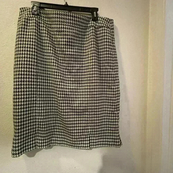 Black/white checkered skirt - Picture 3 of 5